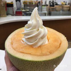 吃哈密瓜味的网红冰淇淋,网红哈密瓜味冰淇淋，一口咬下满口瓜香